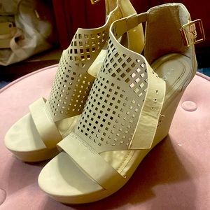Anna, suede beige wedges